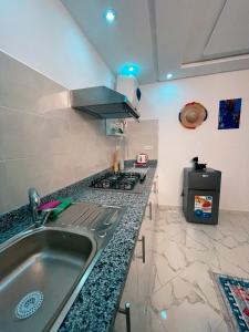 eine Küche mit Spüle und Herd in der Unterkunft Perla House in Imsouane