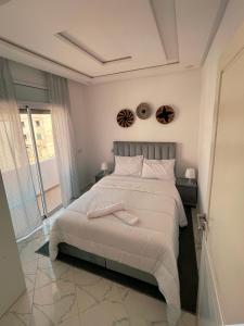 ein Schlafzimmer mit einem großen Bett und einem Fenster in der Unterkunft Perla House in Imsouane