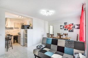 a living room with a couch and a kitchen at T3 Lumineux, 5pers, 2 chambres, wifi et parking in Agen +1 photo