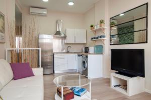 A kitchen or kitchenette at Apartamentos Uncibay Premium