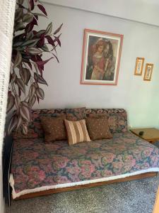 サンベルナルドにあるSan Bernardo, hermoso dpto. a 2 cuadras del mar y 1 del centro para 6 personasの壁画のあるリビングルーム(ソファ付)