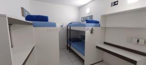 a room with blue chairs in a hospital room at Casa temporada Araçoiaba in Araçoiaba