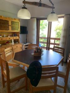 サンベルナルドにあるSan Bernardo, hermoso dpto. a 2 cuadras del mar y 1 del centro para 6 personasのキッチン(テーブル、椅子、テーブル付)