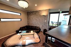八街市にある8Room - Vacation STAY 70870vのソファとテーブルのあるリビングルーム