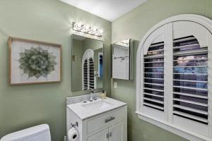 a bathroom with a sink and a mirror at City Views Apartment - Near Minute Maid Park & Toyota Center in Houston +28 photos