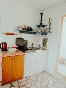Kuchyň nebo kuchyňský kout v ubytování Suite Tangerine Studio