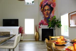 TV a/nebo společenská místnost v ubytování Luxurious Dallas Dream Retreat - Casa Frida