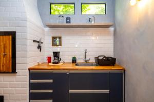 a kitchen with a sink and a counter top at Casa Completa com garagem in Curitiba