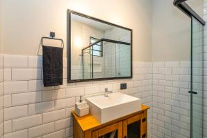 a bathroom with a sink and a mirror at Casa Completa com garagem in Curitiba +23 photos