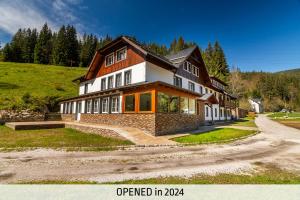 スピンドレルフ・ムリンにあるŠpindl Lodge Apartments Self check-in & Saunaの丘の上にある大きな家