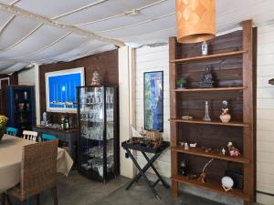 una habitación con una mesa y un estante con artículos en Pousada Casa Campeche - Floripa, en Florianópolis