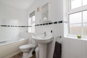 Ένα μπάνιο στο Spacious 4 BR home in Bedford, Sleeps 7, Parking +27 φωτογραφίες