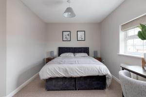 Ένα ή περισσότερα κρεβάτια σε δωμάτιο στο Spacious 4 BR home in Bedford, Sleeps 7, Parking