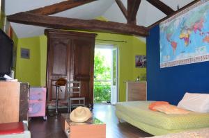 カディヤックにあるMaison charmante à Cadillacのベッドルーム1室(ベッド1台付)、壁に地図が備わります。