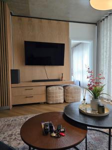 TV a/nebo společenská místnost v ubytování 308 Bridgewater One - Two Bedroom Apartment with Park Views