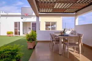 Patio nebo venkovní prostory v ubytování Prestations haut de gamme - Piscine privée chauffée, salles de massage et sport