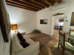 salon z kanapą i stołem w obiekcie Sara in Venice w Wenecji