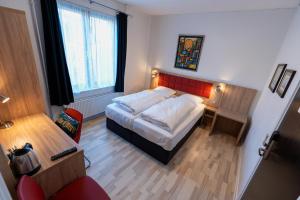Rúm í herbergi á Prinsen Hotel