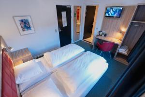 Rúm í herbergi á Prinsen Hotel