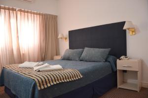 Postel nebo postele na pokoji v ubytování Hotel Arenas