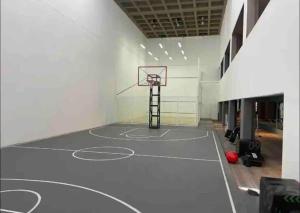 an empty gym with a basketball hoop in a building at Calido departamento Parque in Villa Marini