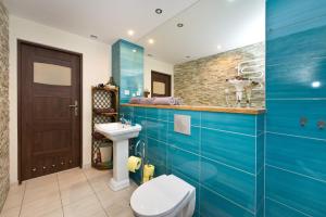 Koupelna v ubytování Gdańskie Apartamenty - Apartamenty na Sw Ducha - Gdańskie Poddasza z jacuzzi i De Luxe + 41 fotografií