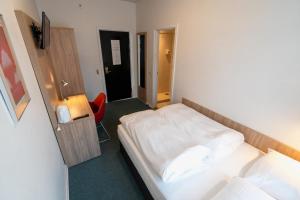 Rúm í herbergi á Prinsen Hotel