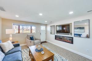 TV a/nebo společenská místnost v ubytování 20 Mi to Pittsburgh Natrona Heights Apt