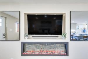 TV a/nebo společenská místnost v ubytování 20 Mi to Pittsburgh Natrona Heights Apt