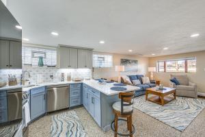 Kuchyň nebo kuchyňský kout v ubytování 20 Mi to Pittsburgh Natrona Heights Apt