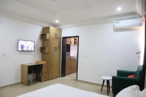 TV a/nebo společenská místnost v ubytování Serviced Apartment Direct