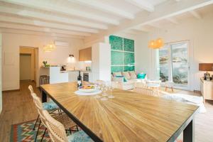 een keuken en woonkamer met een houten tafel en stoelen bij Apartment Mare di Spartaia in Procchio +35 foto's
