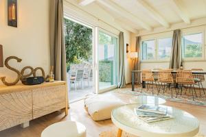 een woonkamer met een tafel en wat stoelen bij Apartment Mare di Spartaia in Procchio