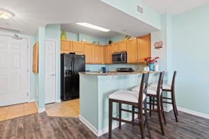 Кухня или мини-кухня в 5 Star Resort 11106 Fl Stunning Sunrise 2BR 2BA King Suite,Pools ,Shuttle or Walk to Beach
