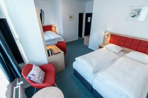 Rúm í herbergi á Prinsen Hotel