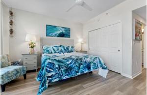 una camera da letto con un letto con un piumone blu di 5 Star Resort 6th fl 2BR 2 BATH King Suite Shuttle Pools Family a Destin Altre 47 foto