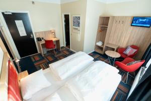 Rúm í herbergi á Prinsen Hotel