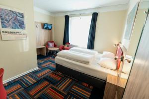 Rúm í herbergi á Prinsen Hotel