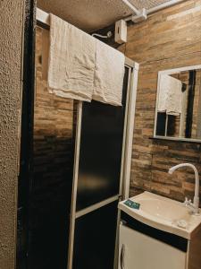 un bagno con doccia e lavandino di Apto Serrano 2 Minutos do Parque Oktoberfest a Igrejinha