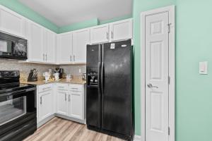 Stunning Sunsets 7TH FL King Suite 2BR 2BA Pools Beach Balcony Sleeps 5廚房或簡易廚房