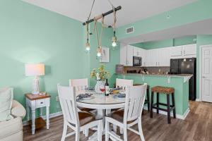 Stunning Sunsets 7TH FL King Suite 2BR 2BA Pools Beach Balcony Sleeps 5廚房或簡易廚房 +52 張相片