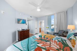 1 dormitorio con 1 cama con tocador y ventana en Palms Resort 2 BR King Suite Poolside Shuttle, en Destin