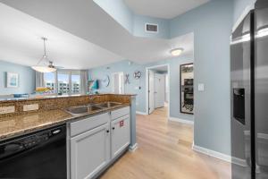 una cocina con fregadero y estufa en Stunning Resort 11th Fl Pool & Gulf View King Suite Across From Beach, en Destin