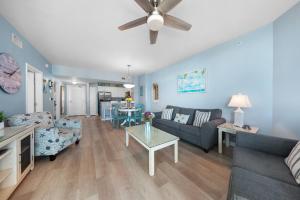 una sala de estar con un sofá y una mesa en Stunning Resort 11th Fl Pool & Gulf View King Suite Across From Beach, en Destin 49 fotos más