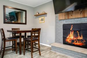 Μια τηλεόραση ή/και κέντρο ψυχαγωγίας στο Golden Shamrock 3BR Home 3min to ND