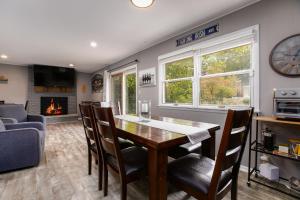 Η κουζίνα ή μικρή κουζίνα στο Golden Shamrock 3BR Home 3min to ND