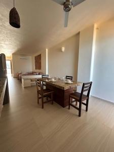 un salon avec une table et des chaises et un lit dans l'établissement AMPARO RESORT, à Los Ayala 3 autres photos