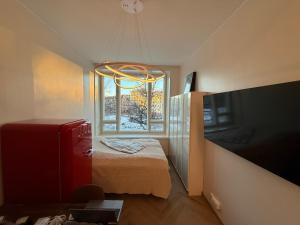 Una cama o camas en una habitación de Cozy studio apartment in the heart of Helsinki