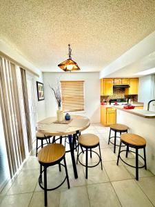 Dapur atau dapur kecil di My Charming Home, Cozy, in the Heart of West Side