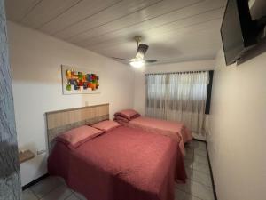 a bedroom with two beds and a ceiling at A55 - Casa centro de Bombinhas in Bombinhas